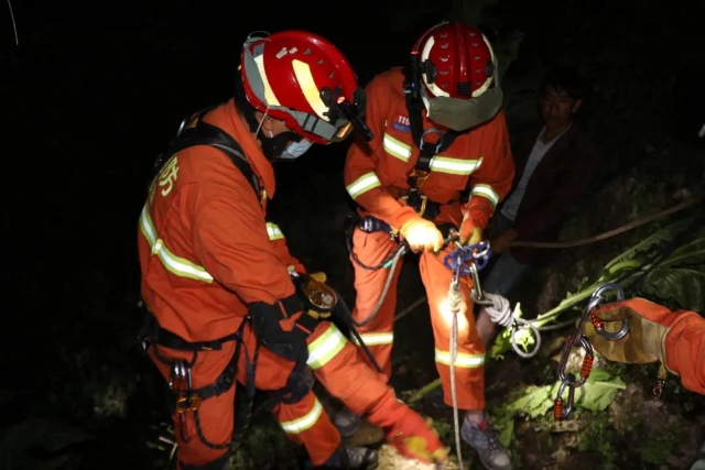 镇雄一女子掉入40米深洞,消防深夜紧急救援(图自云南消防)