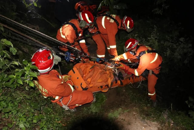 镇雄一女子掉入40米深洞,消防深夜紧急救援(图自云南消防)