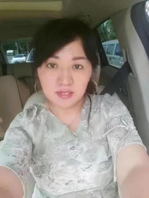悬赏公告中女老赖（图自官渡区人民法院）.jpg