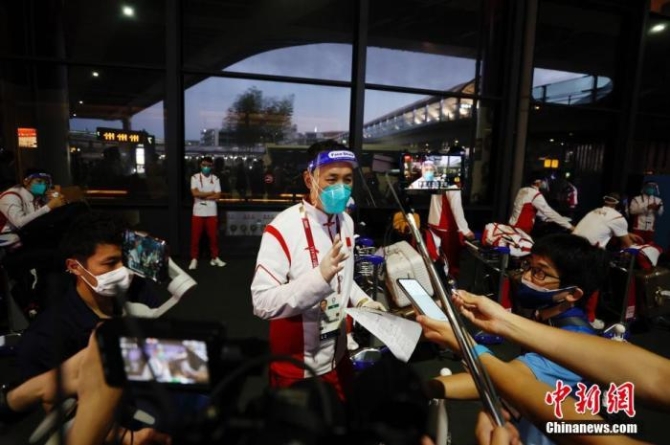 7月19日,参加东京奥运会的中国女篮运动员与教练团队抵达东京成田机场。图为女篮主教练许利民接受媒体采访。 <a target='_blank' href='http://www.chinanews.com/'>中新社</a>记者 韩海丹 摄 点击进入下一页