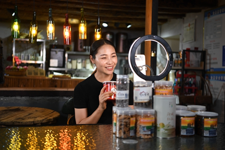 返乡创业青年朱晓健在直播带货农产品 返乡创业青年朱晓健在直播带货农产品