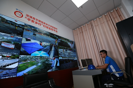 中国电信工作人员在村委会调试平安乡村系统 中国电信工作人员在村委会调试平安乡村系统