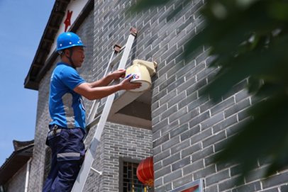 中国电信装维工程师钟常勇在检修村里的摄像头 中国电信装维工程师钟常勇在检修村里的摄像头