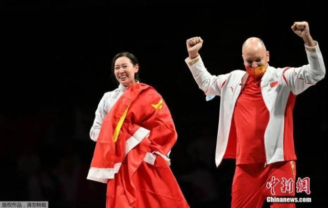 7月24日晚,东京奥运会女子重剑个人赛中,中国选手孙一文以11:10战胜罗马尼亚选手波佩斯库,夺得冠军。<a target='_blank' href='http://www.chinanews.com/'>中新社</a>记者 富田 摄 点击进入下一页
