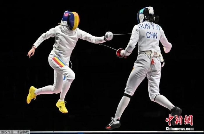 图为孙一文与波佩斯库在比赛中。<a target='_blank' href='http://www.chinanews.com/'>中新社</a>记者 富田 摄 点击进入下一页