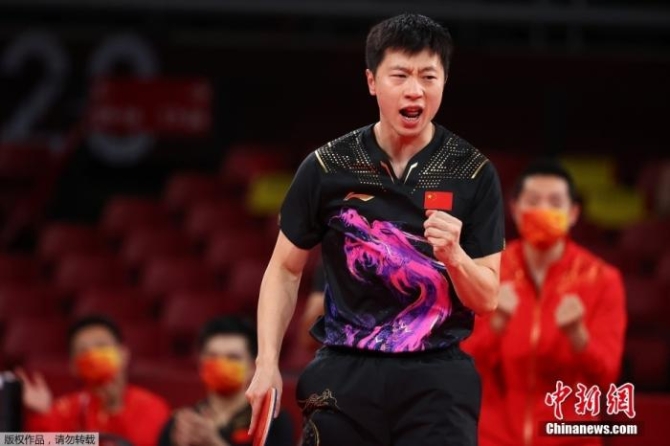 北京时间8月6日晚,在东京奥运会乒乓球男团决赛中,由马龙、樊振东和许昕组成的中国队以3:0战胜德国队,获得冠军。这是中国代表团本届奥运会第35金,也是国乒在东京奥运会获得的第4金。图为马龙在比赛中。 点击进入下一页