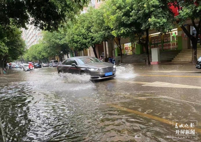 7月28日昆明大雨（春城晚报-开屏新闻记者 刘嘉 摄）