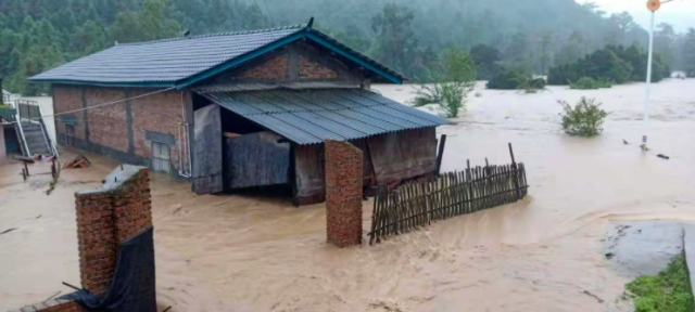 云南盈江县遭暴雨侵袭，已致2500余人受灾（）