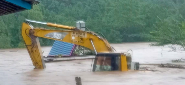 云南盈江县遭暴雨侵袭，已致2500余人受灾（）