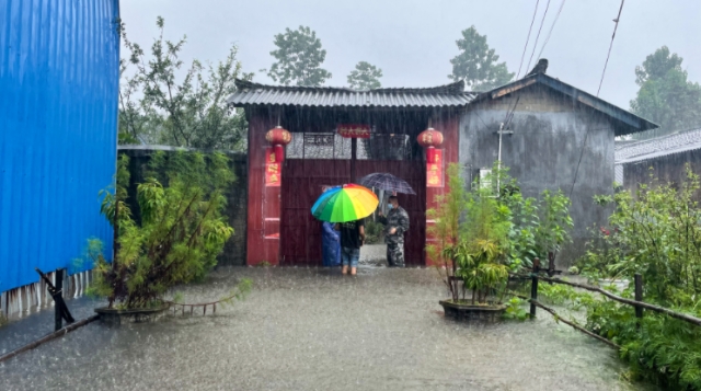 云南盈江县遭暴雨侵袭，已致2500余人受灾（）