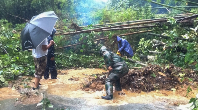 云南盈江县遭暴雨侵袭，已致2500余人受灾（）