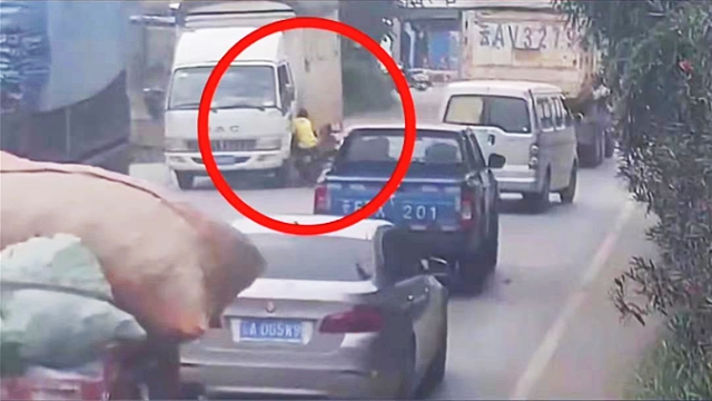 昆明呈贡街头,一辆共享电动车与小型货车发生碰撞,酿事故的是个13岁男孩… 春城晚报-开屏新闻记者 刘嘉 警方供图