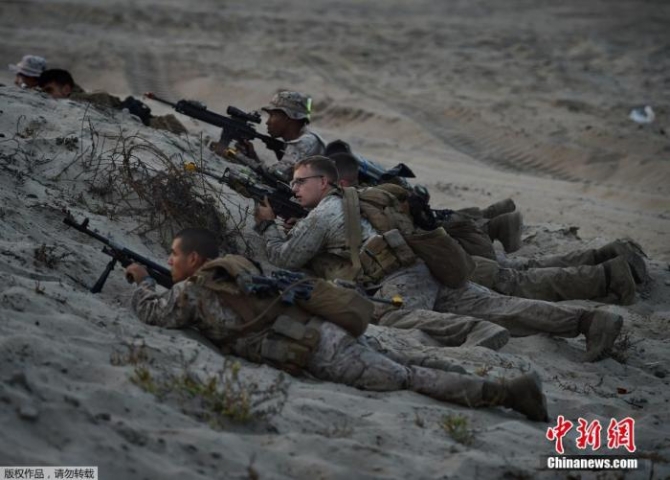 资料图:2015年9月6日消息,美日举行“黎明闪电战”联合离岛防卫演习。 点击进入下一页