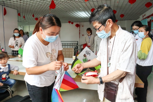 滇式风筝来了 昆明公租房小区享“美育课程”