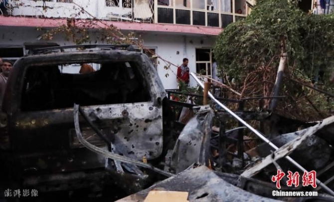 当地时间2021年8月29日报道,阿富汗首都喀布尔国际机场附近居民区29日遭火箭弹袭击,造成6名平民死亡。据媒体报道,火箭弹击中了喀布尔市第15警区的一幢房屋,造成包括4名儿童在内的6名平民死亡。图为当地时间2021年8月29日,阿富汗喀布尔,喀布尔国际机场附近居民区遭火箭弹袭击。 图片来源:澎湃影像 点击进入下一页