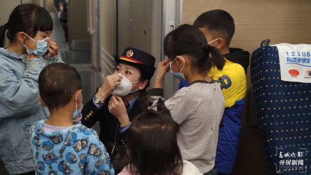 开学季,云南每天4500名学生坐火车返校(春城晚报-开屏新闻记者 孙江荭 通讯员 邓瑜 胡芃 刘昊亮 林蓉 段再宇 摄)