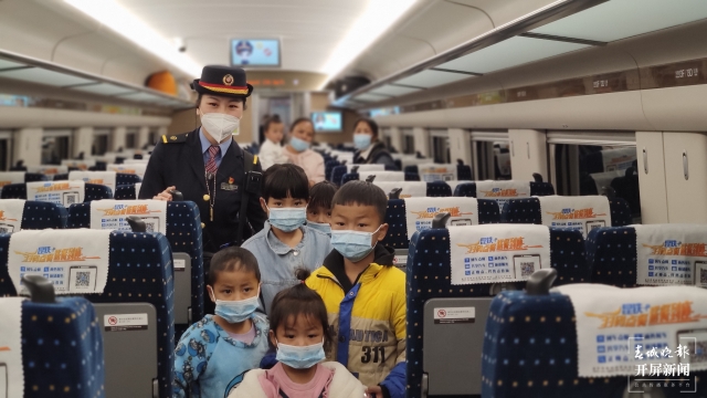 开学季,云南每天4500名学生坐火车返校(春城晚报-开屏新闻记者 孙江荭 通讯员 邓瑜 胡芃 刘昊亮 林蓉 段再宇 摄)