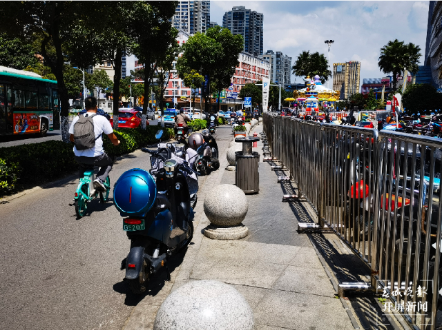 人行道被堵死，机动车被占道！市民反映昆明万达广场周边停满汽车和电瓶车…