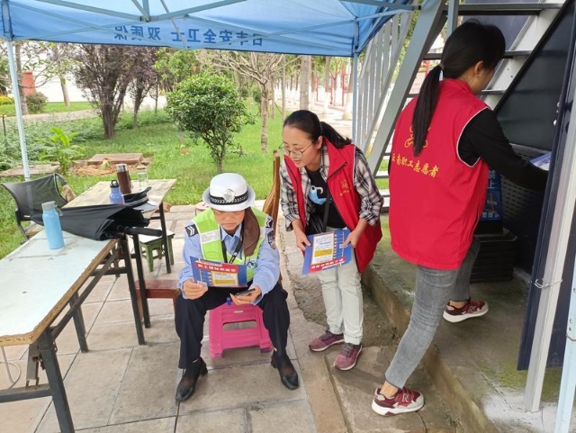 喝水、热饭、避雨…云南各级工会给户外工作者设立职工驿站（云南省总工会 供图）