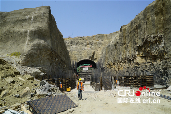 “一带一路”铺就绿色底色 斯瓦克大坝助力肯尼亚经济社会发展_fororder_图为斯瓦克大坝导流洞 摄影杨琼