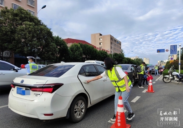 双减堵车（刘嘉摄影报道）