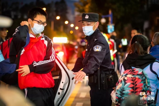 双减堵车（刘嘉摄影报道）