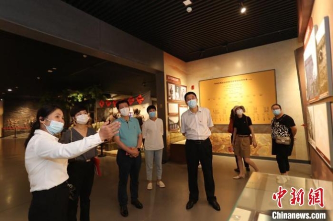 朱淑华在“半条被子的温暖”专题陈列馆讲解。　朱桂花 摄