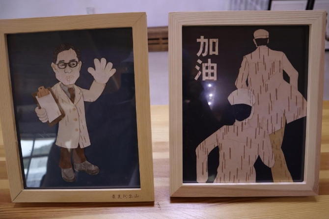 (抗疫主题的树皮画 央视网记者 王静远 摄)