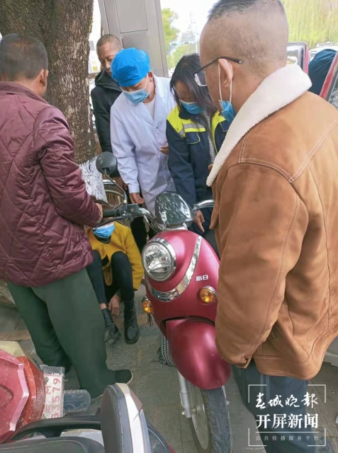 女子被困车底，路人合力施救！保山昌宁街头现暖心一幕 崔敏 通讯员 李莉 龙光杰 摄