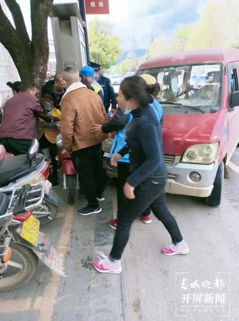 女子被困车底，路人合力施救！保山昌宁街头现暖心一幕 崔敏 通讯员 李莉 龙光杰 摄