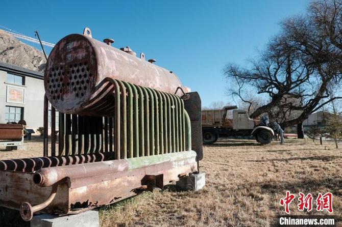 展示地方工业发展 西藏工业博物馆开馆 西藏工业博物馆外展示的老式锅炉。 江飞波 摄