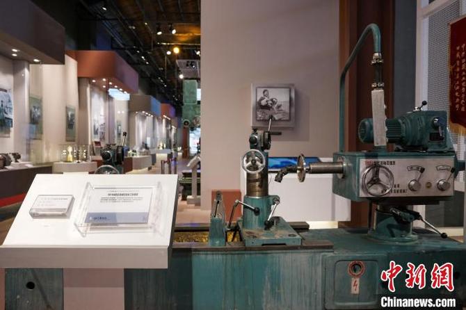 展示地方工业发展 西藏工业博物馆开馆 图为西藏和平解放后,当地使用的镗床设备。 江飞波 摄
