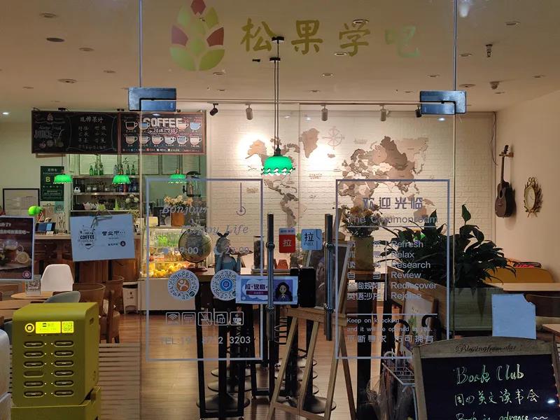 云南省图书馆门口排起长队7.jpg