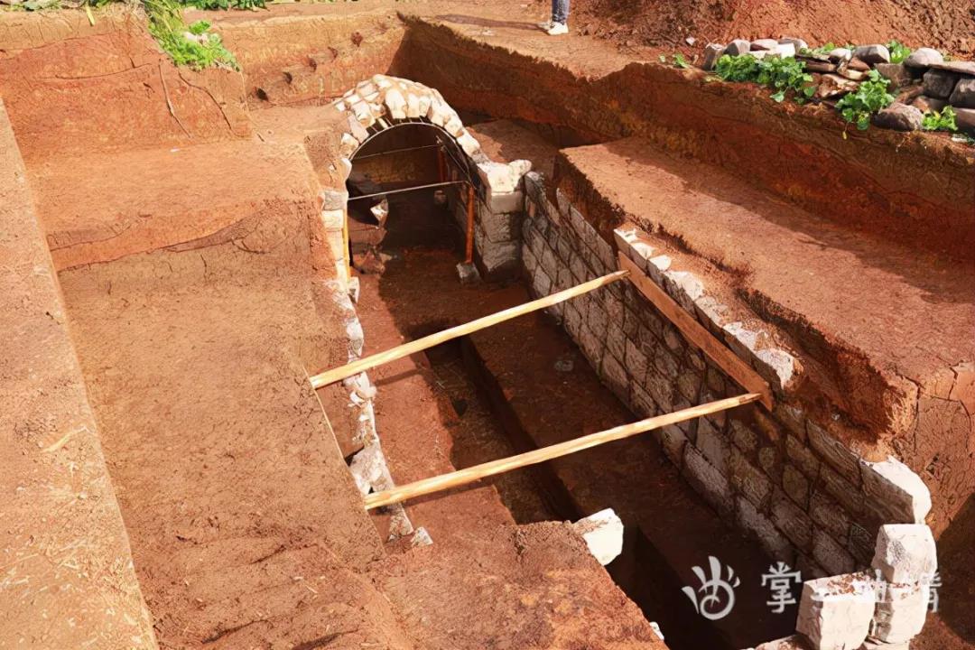罗平油菜花海下发现东汉墓群！