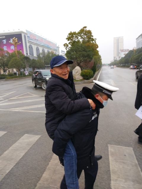 暖!古稀老人无力过马路,昭通这个辅警的动作让人感动…
