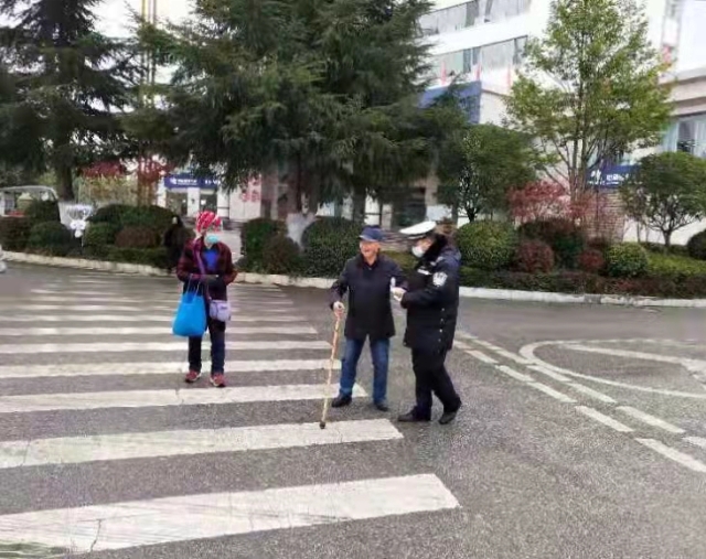 暖!古稀老人无力过马路,昭通这个辅警的动作让人感动…
