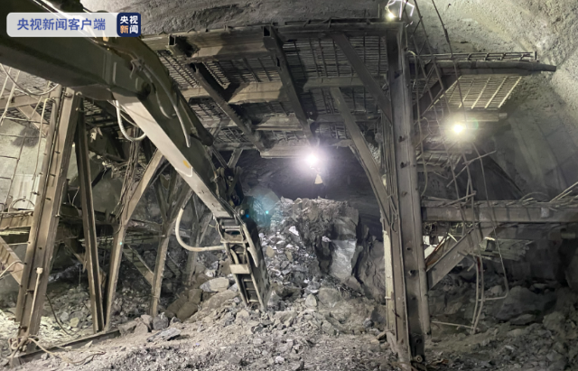 云南玉楚高速最后一座隧道贯通