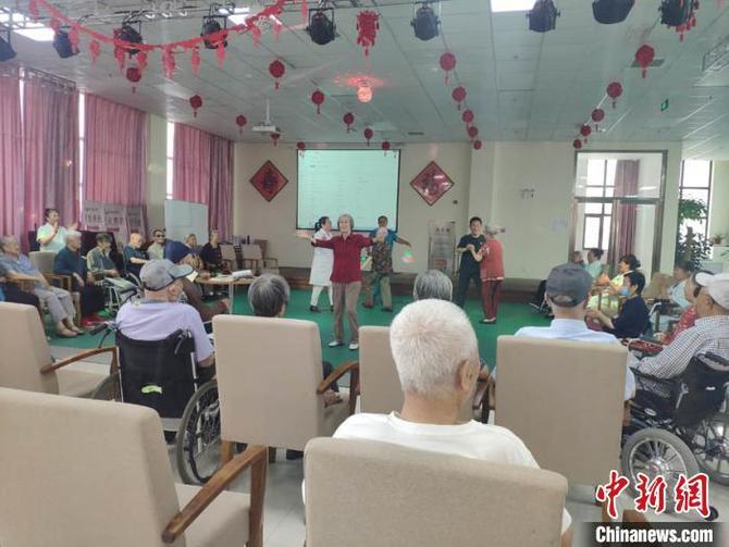资料图:老人们精心排练节目。 谭伟旗 摄 点击进入下一页