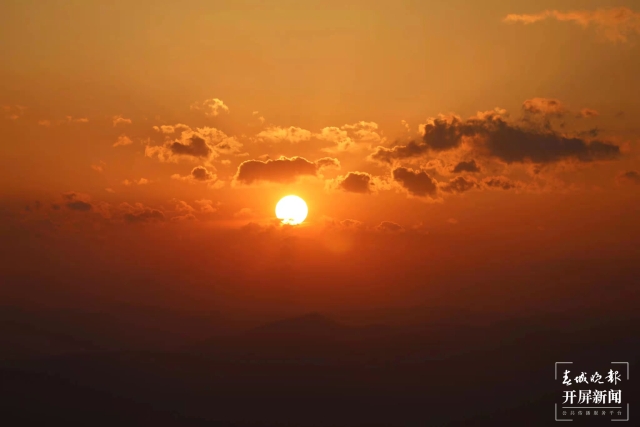 开屏策划|冬至云南—磨豆山日落(开屏新闻记者及通讯员 摄)
