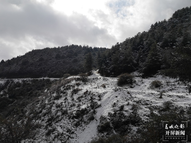 保山多地迎来今冬第一场雪（开屏新闻记者 崔敏 通讯员 毛三 吴再忠 杨林元 朱庆 杨丽娟 杨群 万剑波 摄）