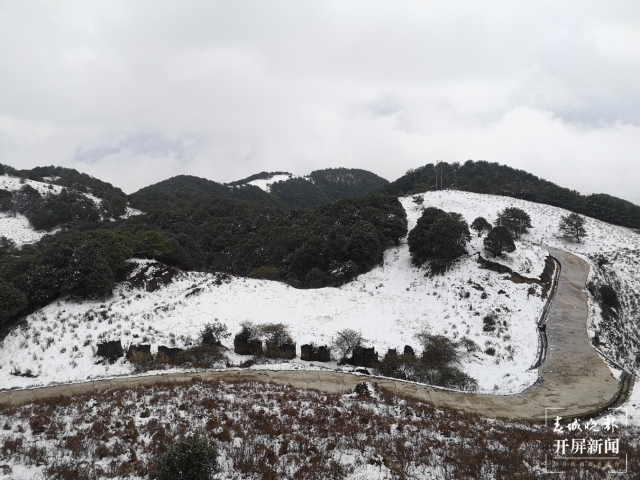 保山多地迎来今冬第一场雪（开屏新闻记者 崔敏 通讯员 毛三 吴再忠 杨林元 朱庆 杨丽娟 杨群 万剑波 摄）