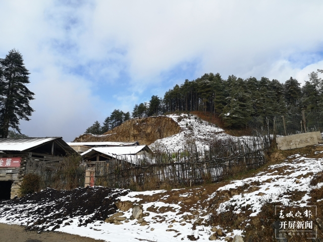 保山多地迎来今冬第一场雪（开屏新闻记者 崔敏 通讯员 毛三 吴再忠 杨林元 朱庆 杨丽娟 杨群 万剑波 摄）