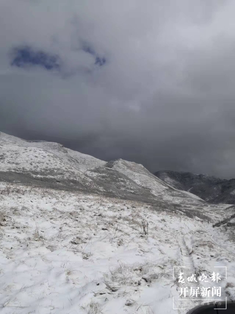 保山多地迎来今冬第一场雪（开屏新闻记者 崔敏 通讯员 毛三 吴再忠 杨林元 朱庆 杨丽娟 杨群 万剑波 摄）