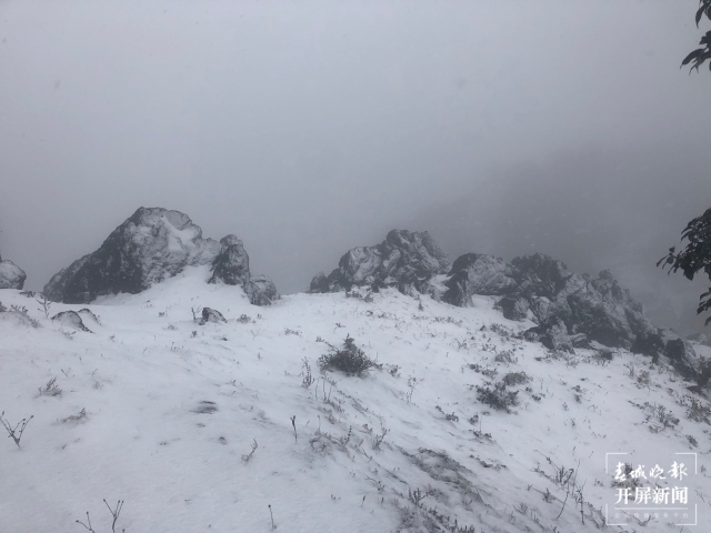 保山多地迎来今冬第一场雪（开屏新闻记者 崔敏 通讯员 毛三 吴再忠 杨林元 朱庆 杨丽娟 杨群 万剑波 摄）