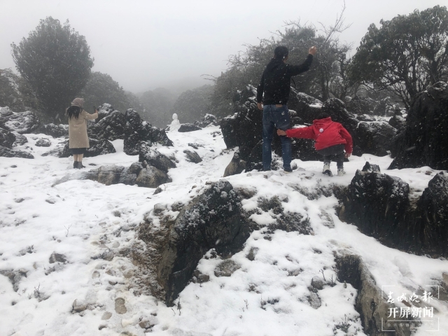 保山多地迎来今冬第一场雪（开屏新闻记者 崔敏 通讯员 毛三 吴再忠 杨林元 朱庆 杨丽娟 杨群 万剑波 摄）