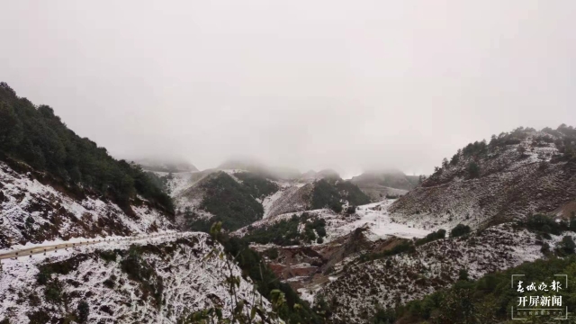 保山多地迎来今冬第一场雪（开屏新闻记者 崔敏 通讯员 毛三 吴再忠 杨林元 朱庆 杨丽娟 杨群 万剑波 摄）