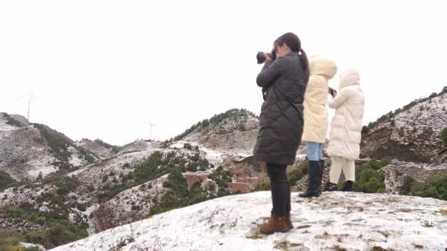 保山多地迎来今冬第一场雪（开屏新闻记者 崔敏 通讯员 毛三 吴再忠 杨林元 朱庆 杨丽娟 杨群 万剑波 摄）