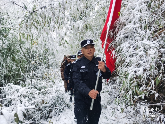 保山多地迎来今冬第一场雪（开屏新闻记者 崔敏 通讯员 毛三 吴再忠 杨林元 朱庆 杨丽娟 杨群 万剑波 摄）