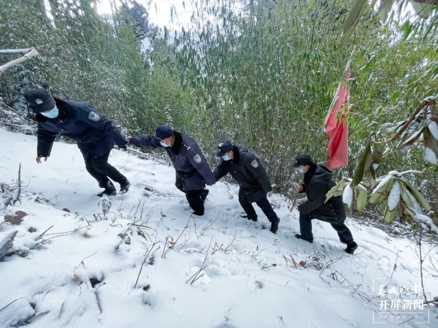 保山多地迎来今冬第一场雪（开屏新闻记者 崔敏 通讯员 毛三 吴再忠 杨林元 朱庆 杨丽娟 杨群 万剑波 摄）