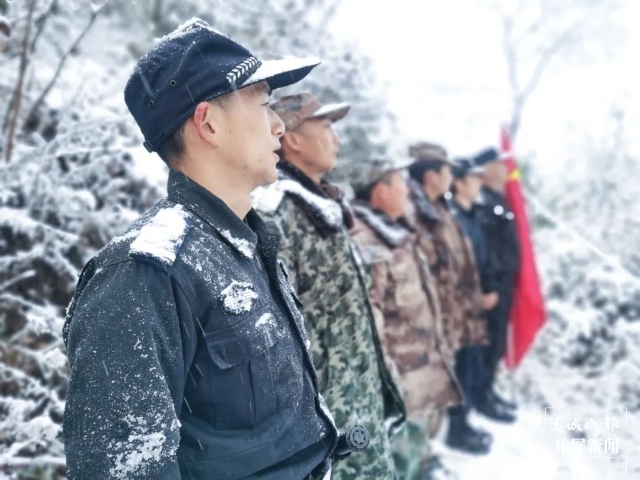 保山多地迎来今冬第一场雪（开屏新闻记者 崔敏 通讯员 毛三 吴再忠 杨林元 朱庆 杨丽娟 杨群 万剑波 摄）